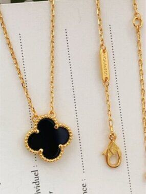 ✨🎈✨Van Cleef & Arpels✨🎈✨ Gold and onyx black Alhambra Clover Necklace
